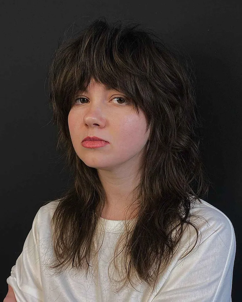 Vilko kirpimas su apšeptais sluoksniais ir kirpčiukais' title=