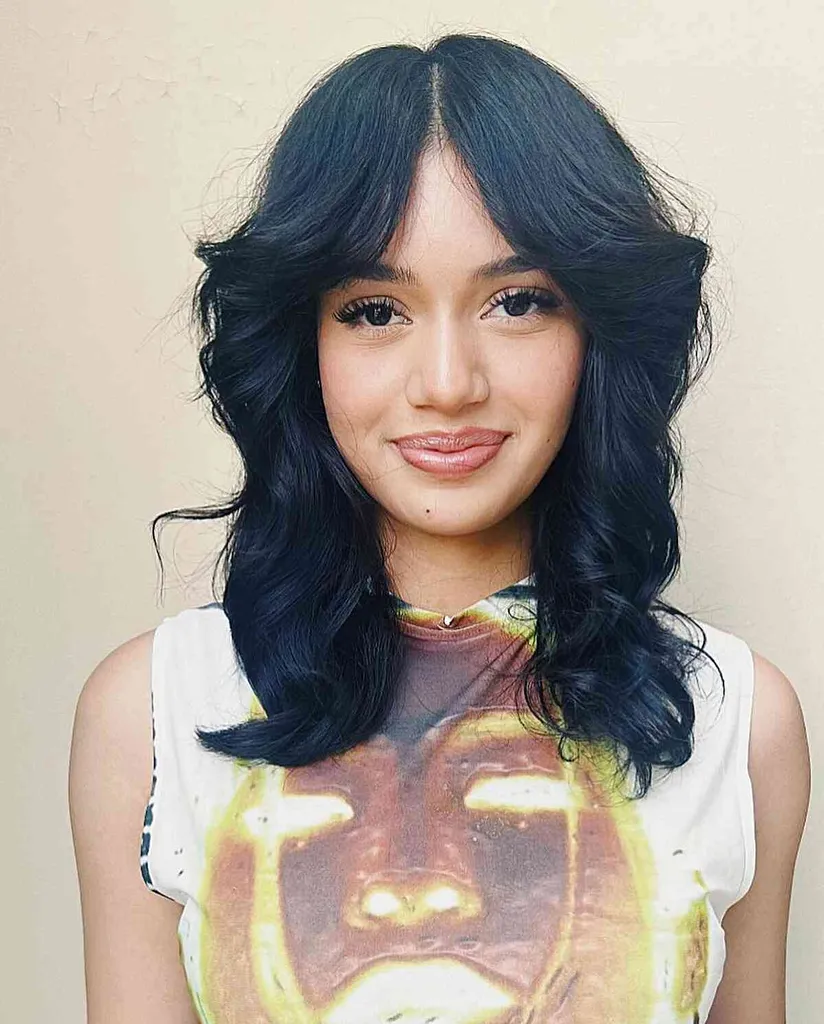 Vidutinis vilkas su užuolaidų kirpčiukais merginoms su labai tamsiais plaukais' title=