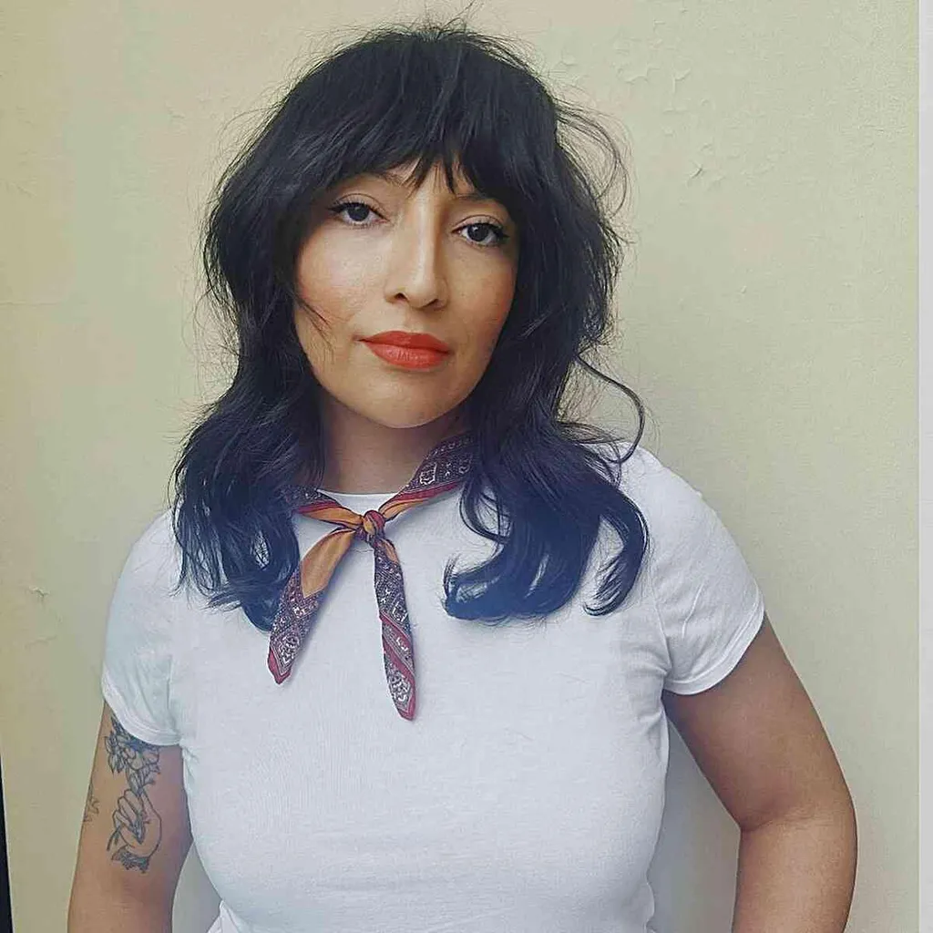 Vidutinio ilgio Shaggy-Styled Wolf kirpimas moterims su švelniais plaukais' title=