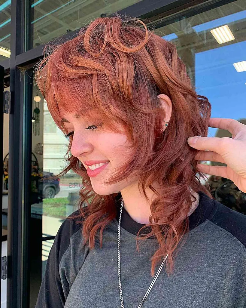 Vidutinis netvarkingas vilkas storiems plaukams ir įtempto stiliaus moterims' title=