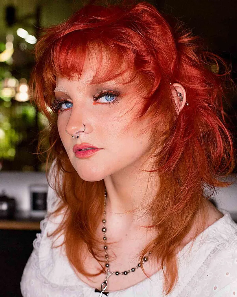 Ryškiai raudonas vilkas vidutiniams plaukams' title=