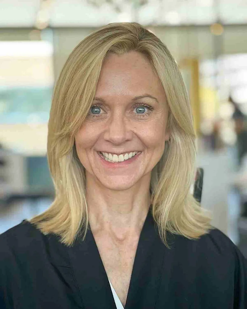 Părul drept de lungime medie, cu breton lateral al încadrării feței' title=