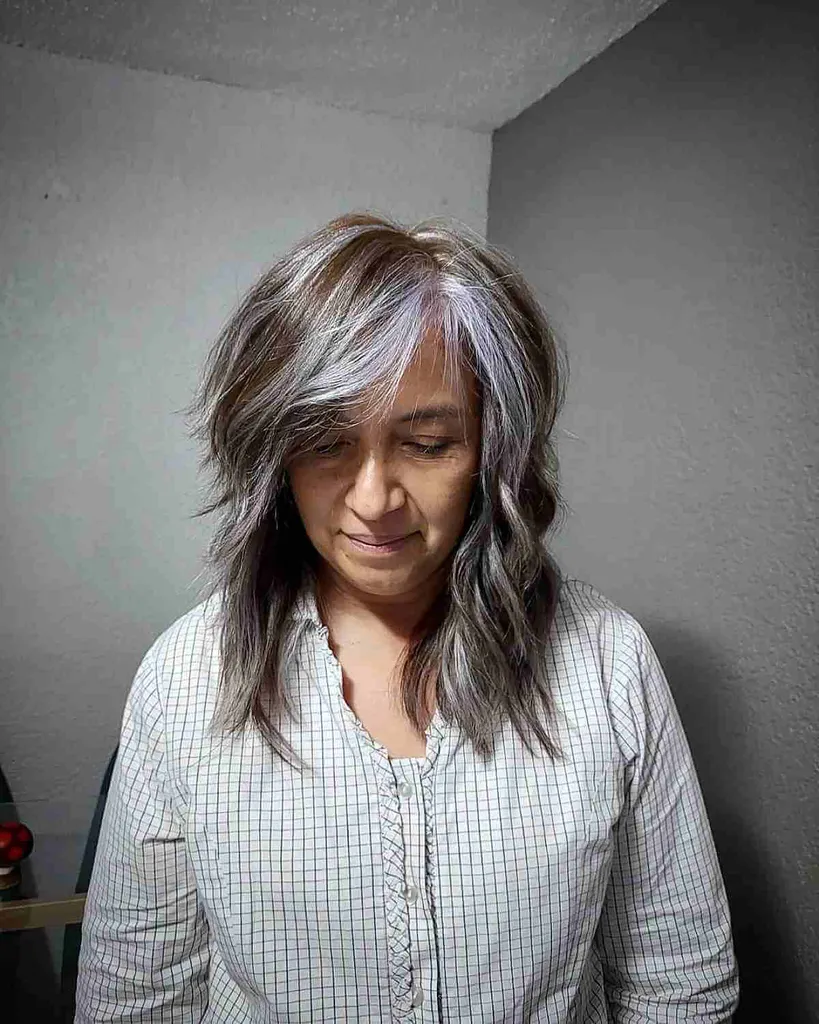 SHAG de lungime mijlocie cu straturi și bretele laterale pentru femei de peste 50 de ani' title=