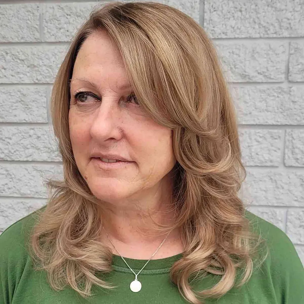 Straturi întunecate de blond lateral pentru părul lung lungime' title=