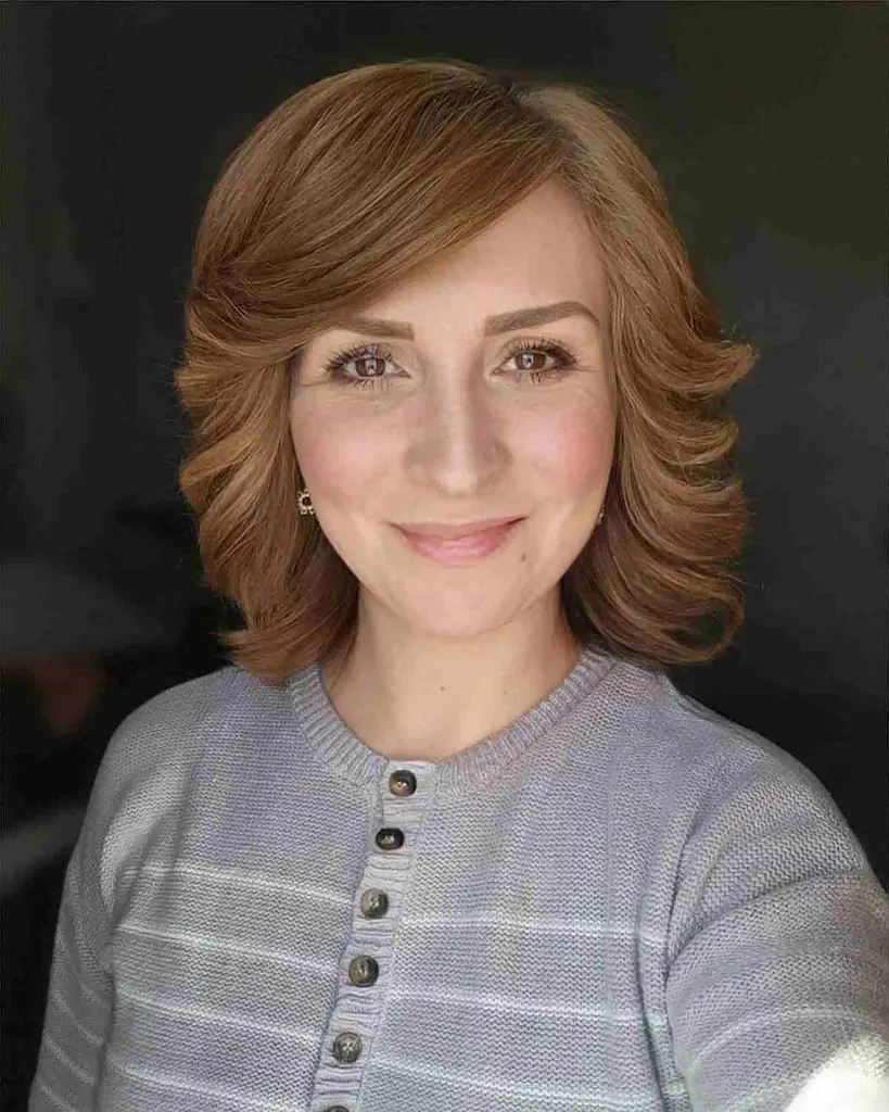 SHAG cu pene de lungime de la mijloc tăiat cu breton lateral' title=