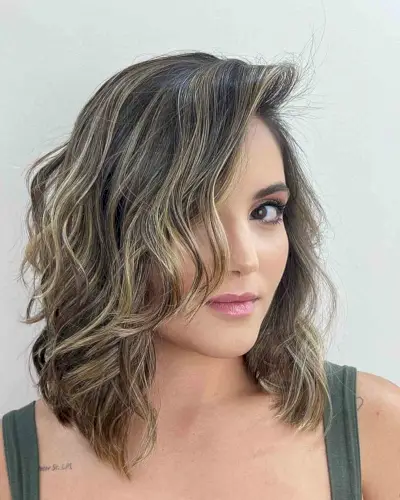 Shoulder-Length Stylish Deep Side Part