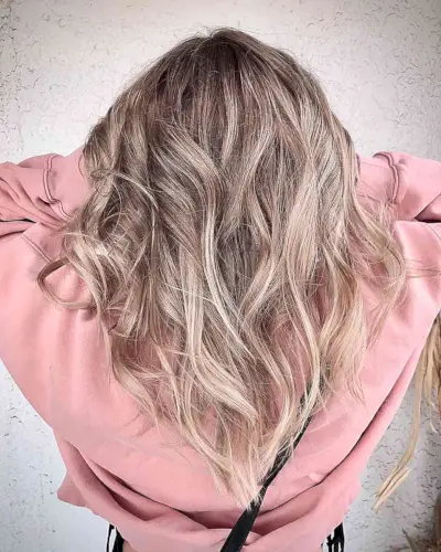 V-shaped shoulder length cut