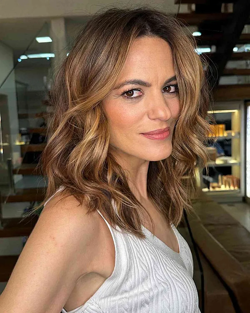 Taglio castano chiaro con riga centrale alla clavicola per donne con capelli fini' title=