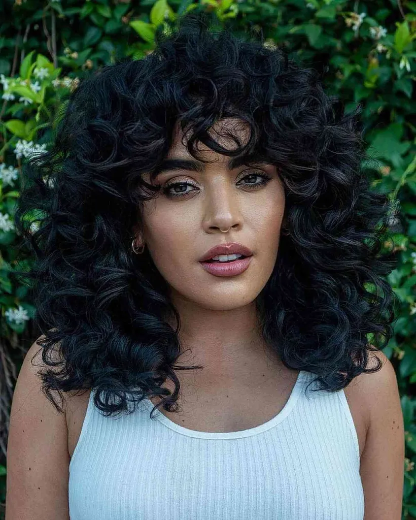 Ricci spessi naturali e sani lunghi fino alla clavicola' title=