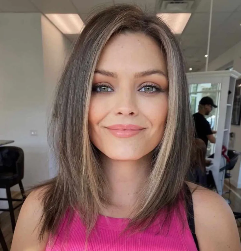 Lob dritto lungo fino alla clavicola con un pezzo di soldi' title=