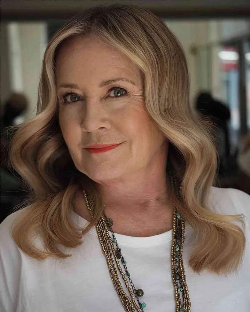 Bellissimi capelli biondi a nido d'ape lunghi fino alla clavicola' title=