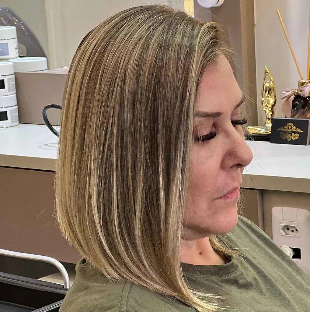 Taglio Bob lungo a trapezio' title=