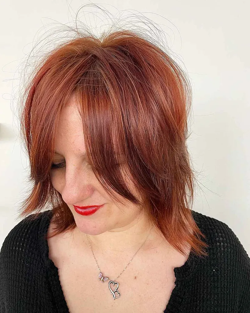 Capelli ciuffi lunghi fino alla clavicola con strati' title=