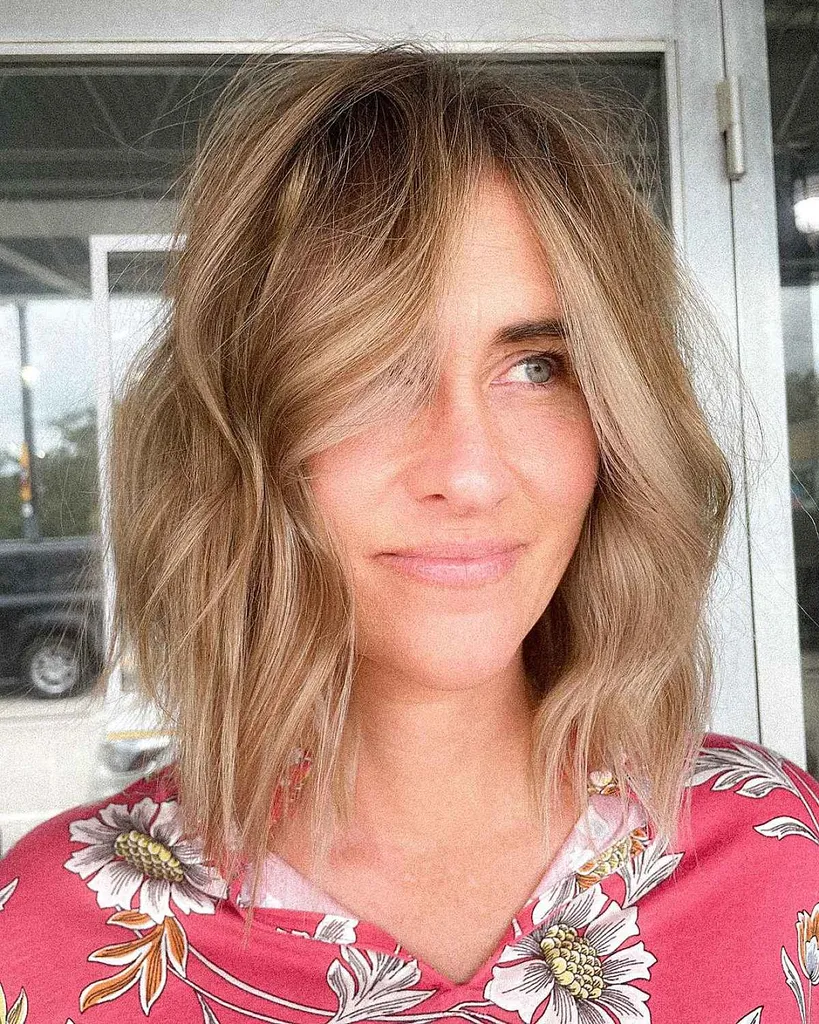 Capelli testurizzati lunghi fino alla clavicola' title=