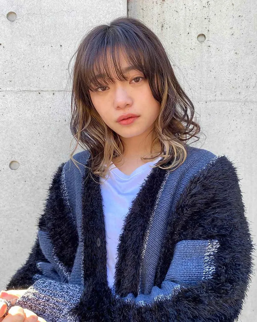 Capelli medi con frangia ciuffo' title=