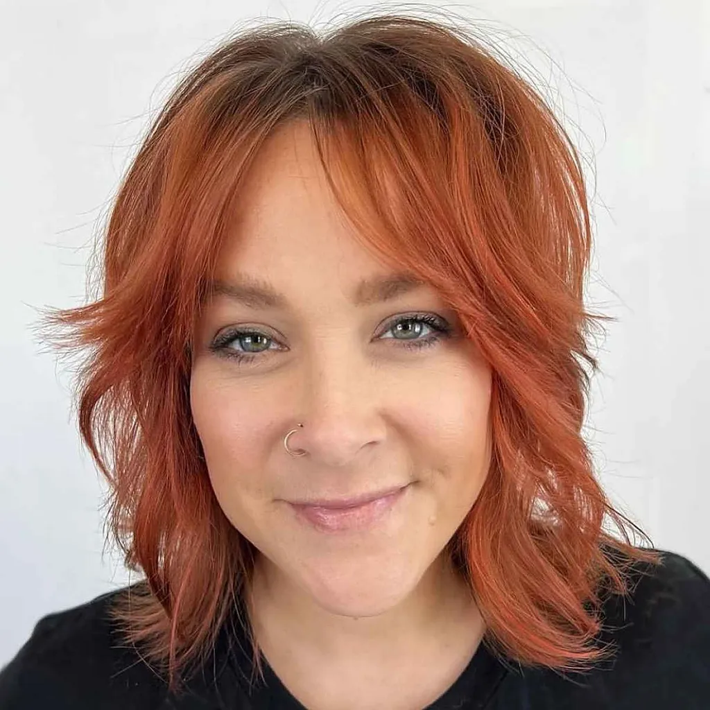 Shag di media lunghezza con frangia della tenda' title=