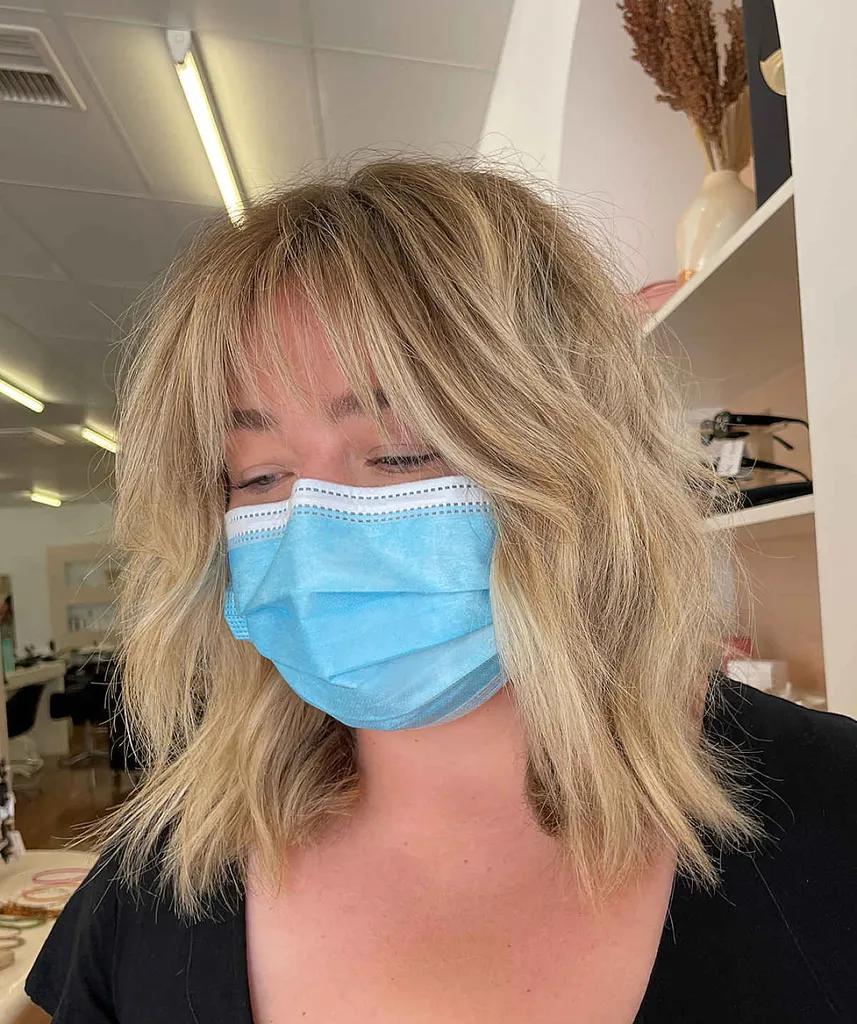 Shag arruffato lungo la clavicola' title=