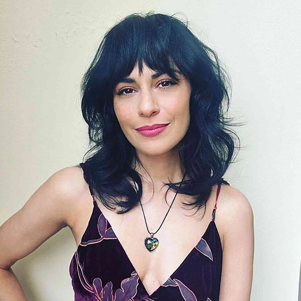 Taglio piumato alla clavicola per donne con strati disordinati' title=