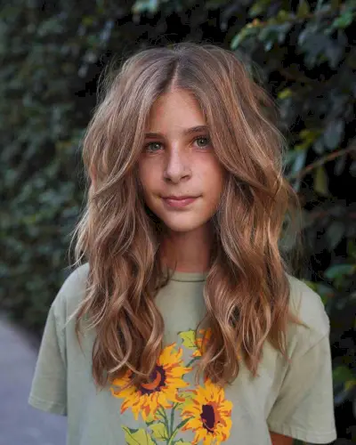 Face-Framing Medium-Length Seamless Layers