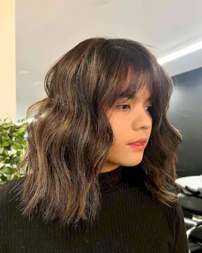 Wavy Collarbone Bob with Caramel Highlights