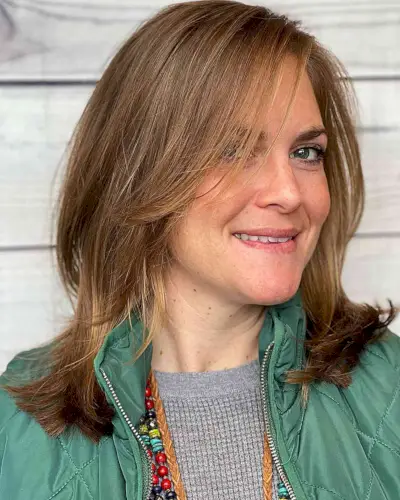 An oval face with a shoulder length hairstyle