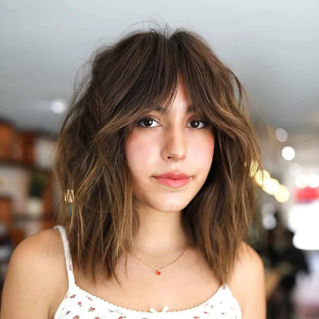 פוני וילון באורך בינוני לפנים סגלגלות' title=