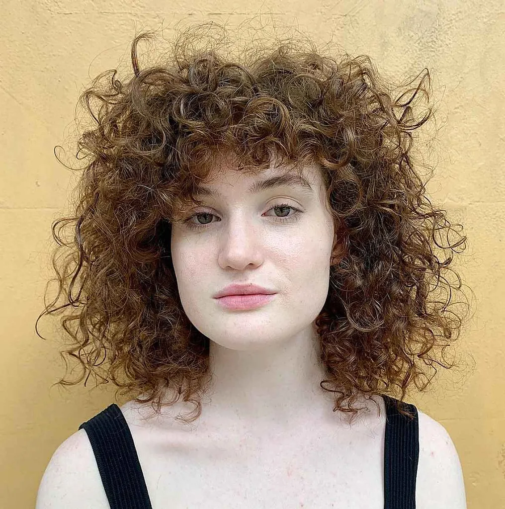 קצוץ באורך כתפיים לשיער מתולתל' title=