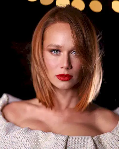 Side-Parted Collarbone-Length Bob with a Face Frame for Fine Hair Types