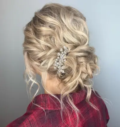 Messy updo for a medium cut and fine hair