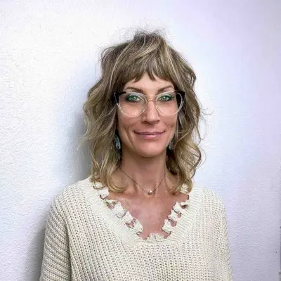 Effortless collarbone-length shaggy cut for fine-haired women