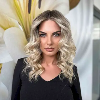 Curled Waves on Mid-Length Hair