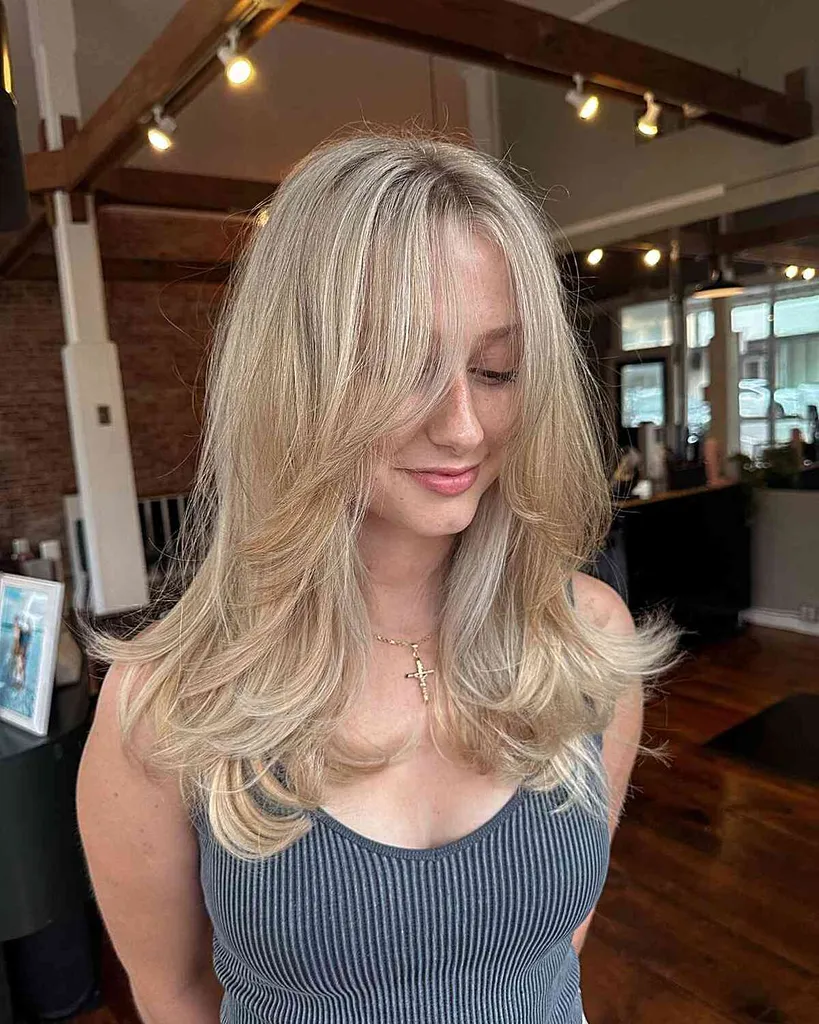 Camadas médias de penas com franja lateral longa para cabelos loiros' title=