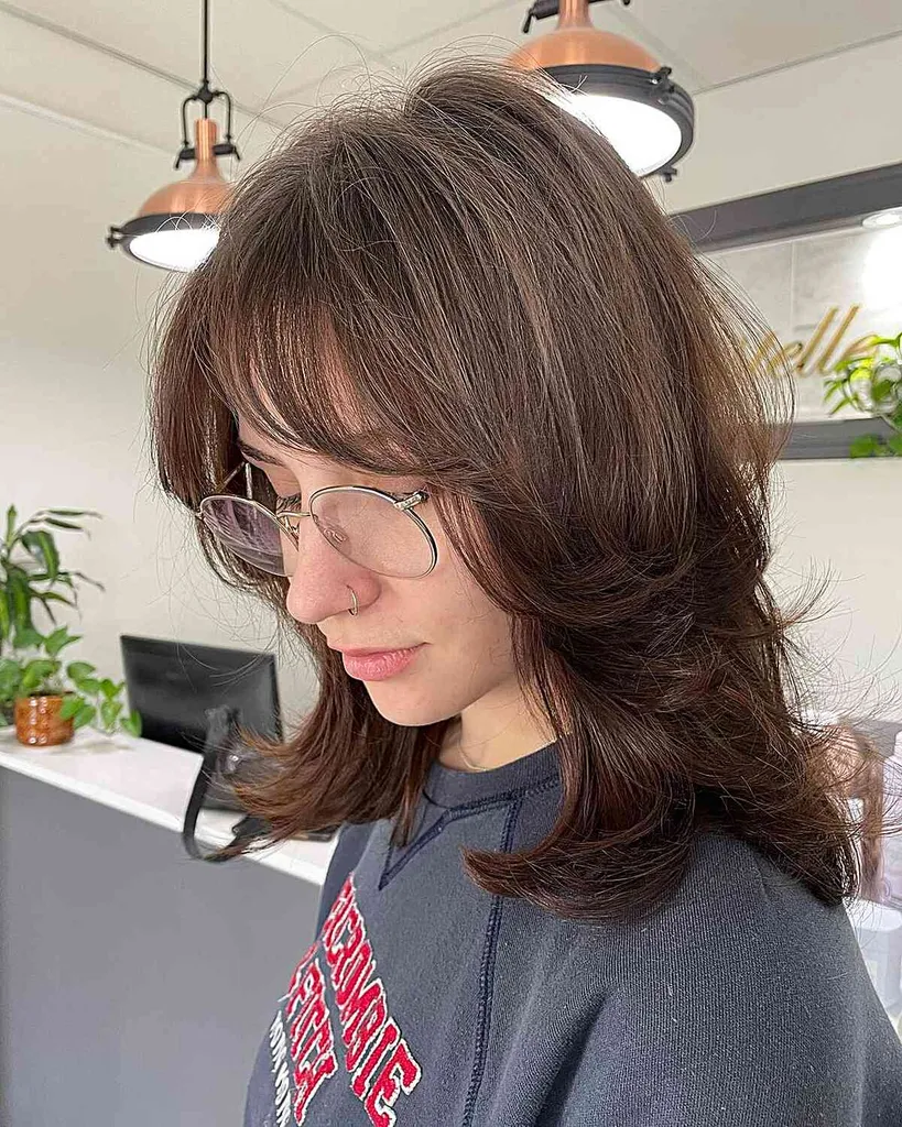 Shag macio com penas na altura da clavícula e franja Bardot' title=