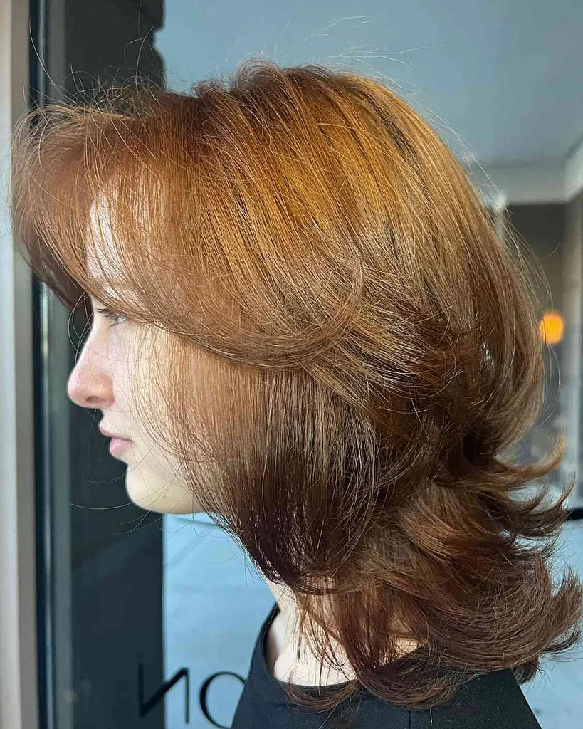 Cabelo arejado e em camadas na altura dos ombros e franja fina na moldura do rosto' title=