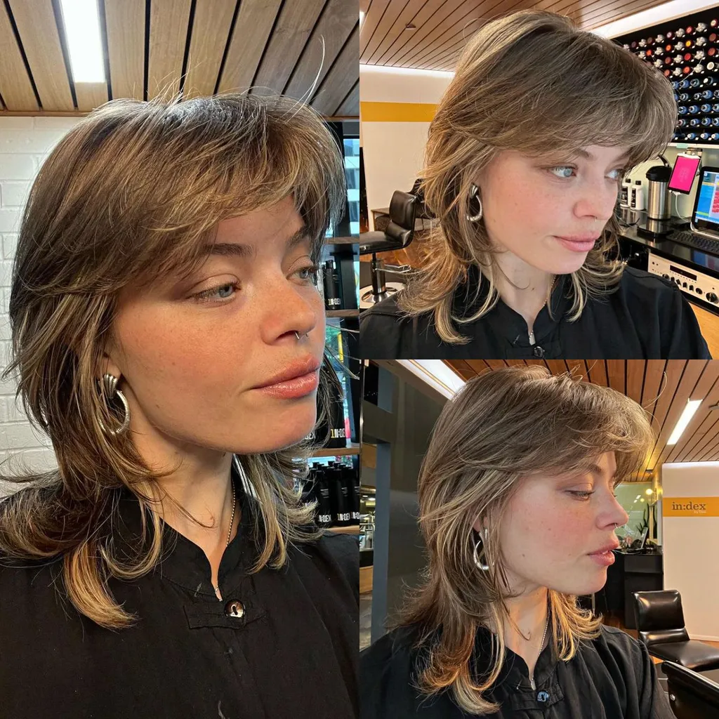 Cabelo médio com corte e franja de lobo fino emplumado' title=