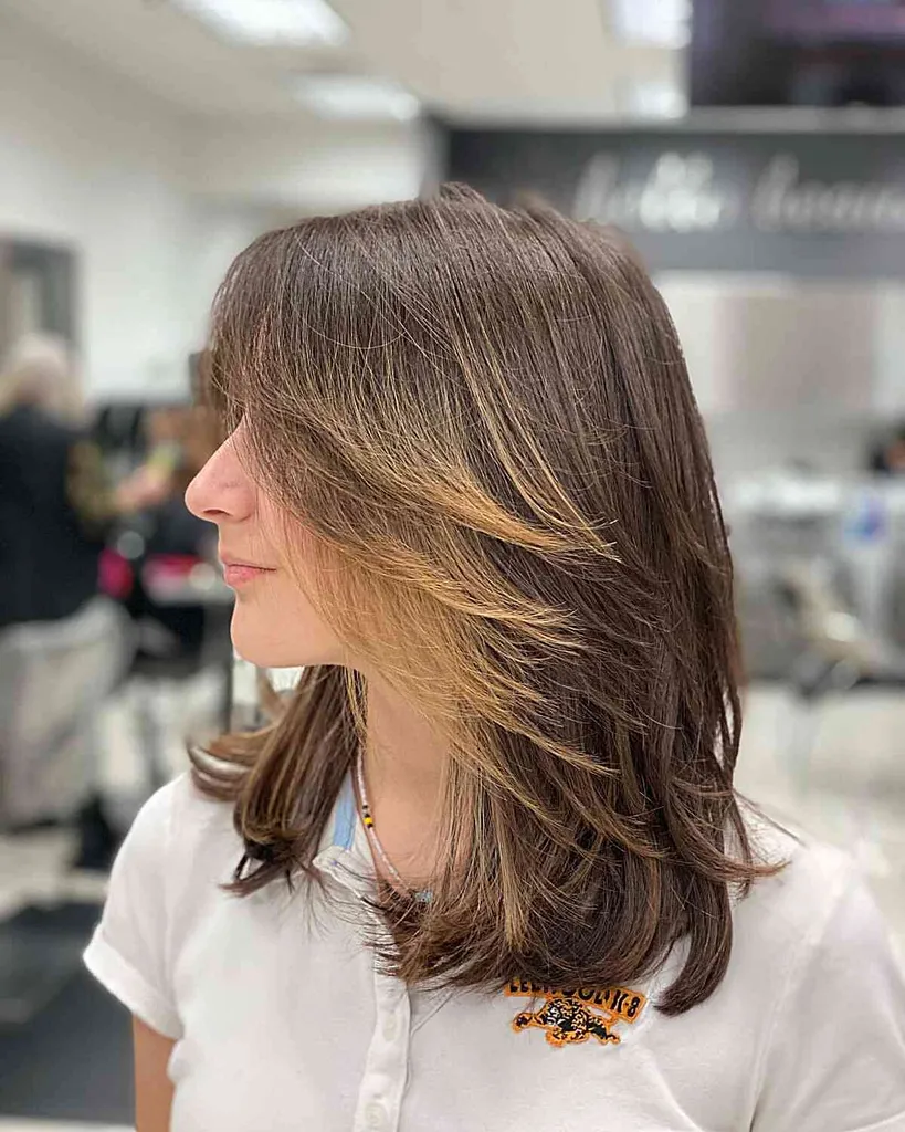 Lob reto em camadas de penas com destaques loiros' title=