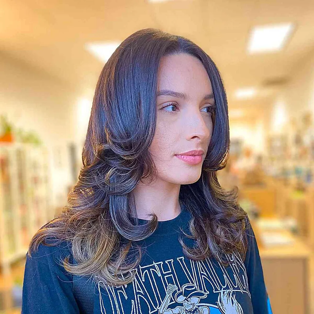 Cabelo médio com penas em várias camadas e pontas enroladas para mulheres de cabelos escuros' title=