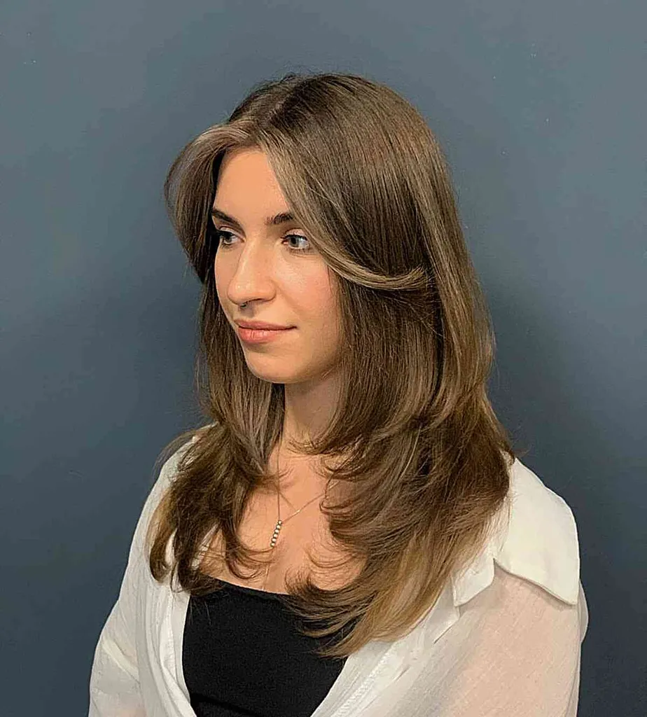 Camadas de penas de comprimento médio e franjas longas em mulheres morenas' title=