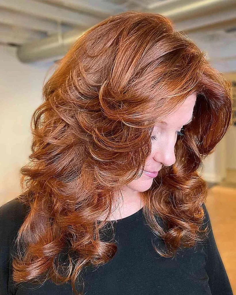 26 cortes de cabelo com penas incríveis para cabelos de comprimento médio em 2025