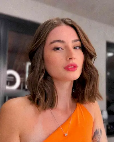 Medium Collarbone-Length Lived-In Cut