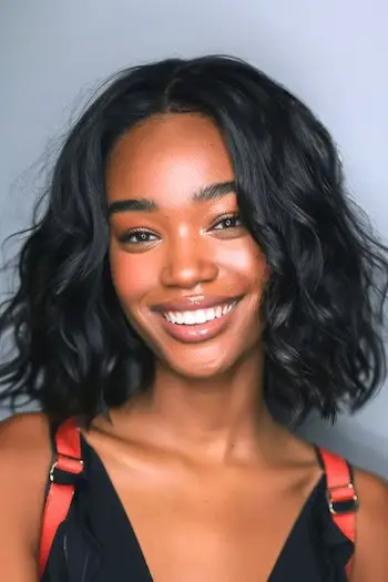 어깨 길이의 검은 파도 이발.