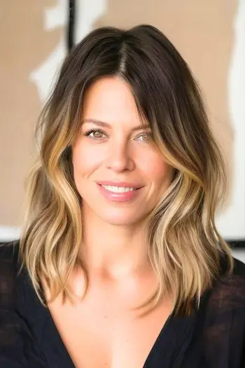 Mittellange Ombre-Wellen-Frisur.