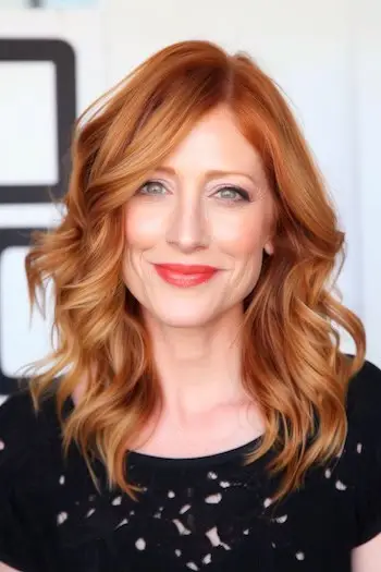 Mittellange Frisur mit geschichteten Kupferwellen.