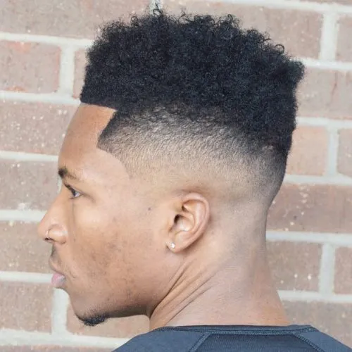 High Top Fade på lockigt hår' title=