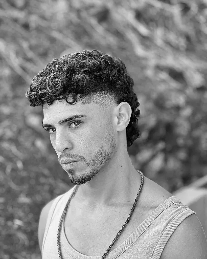 Mullet med lockigt blekning för män' title=