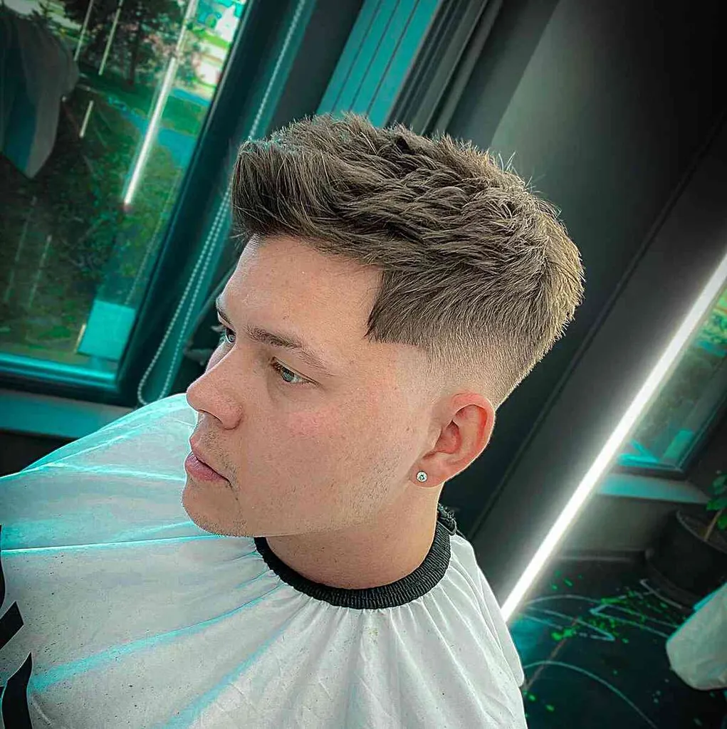 남성을 위한 짧은 옆면 긴 탑 헤어컷의 27가지 멋진 예' title=