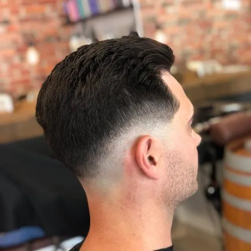 남성을 위한 짧은 옆면 긴 탑 헤어컷의 27가지 멋진 예' title=