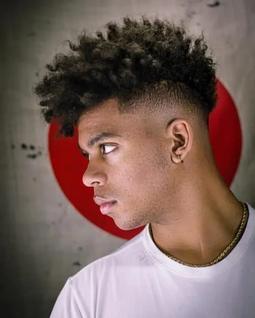 페이드가 있는 두꺼운 모발을 위한 하이탑' title=