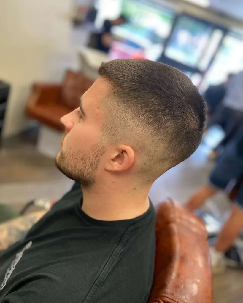 クルーカットとミリタリーフェードヘアカット' title=