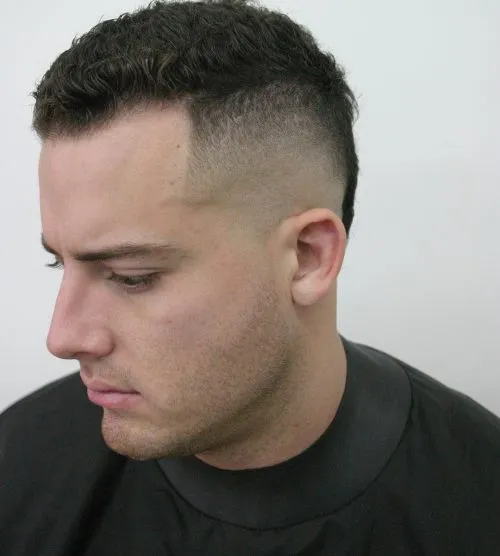 깨끗한 하이 페이드를 갖춘 짧은 포호크' title=